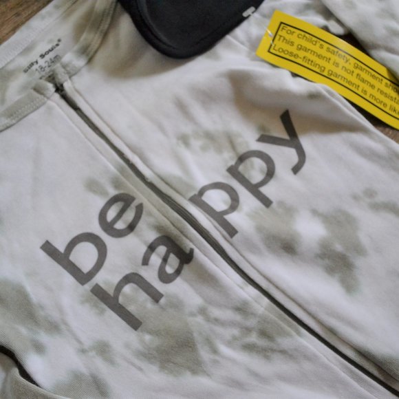 NWT Baby Zip-up Pajamas Beanie Hat and Bib Bundle - Picture 4 of 4